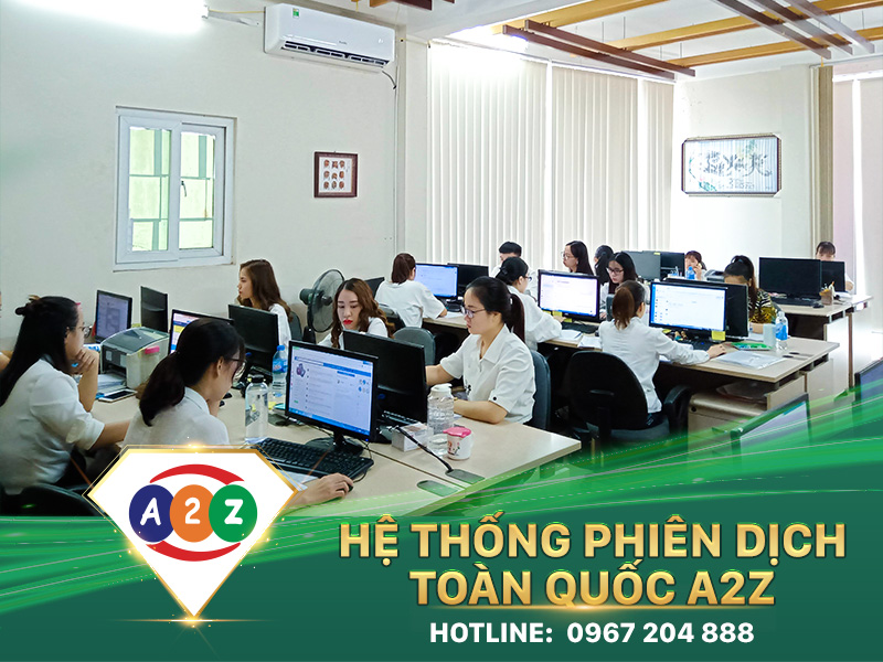 Tư vấn viên hỗ trợ thông tin liên quan đến dịch vụ phiên dịch